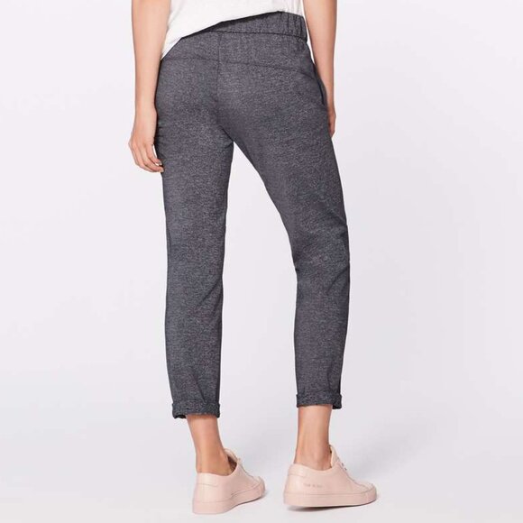 Lululemon On The Fly Pant 28" in Heathered Black - Picture 2 of 6
